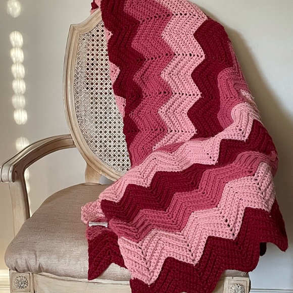 Vintage Handmade Afghan Adorable shades of Pink 🌺 - Picture 14 of 16